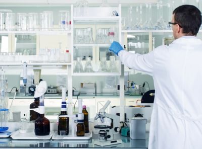 afbeelding van een laborant in het laboratorium