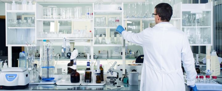 afbeelding van een laborant in het laboratorium