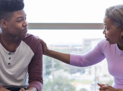zorgprofessional die in gesprek is met een jongere