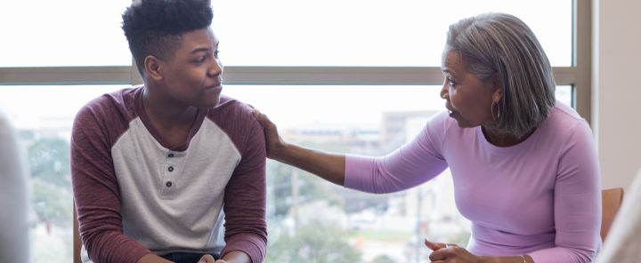 zorgprofessional die in gesprek is met een jongere