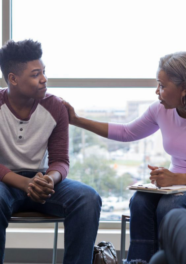 zorgprofessional in gesprek met een jongere