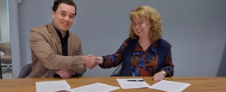 VGZ en ZorgDomein Samenwerking ZorgDomein VGZ - tekenmoment met Paul Simoons, CEO ZorgDomein, en Marjo Vissers, CEO Coöperatie VGZ